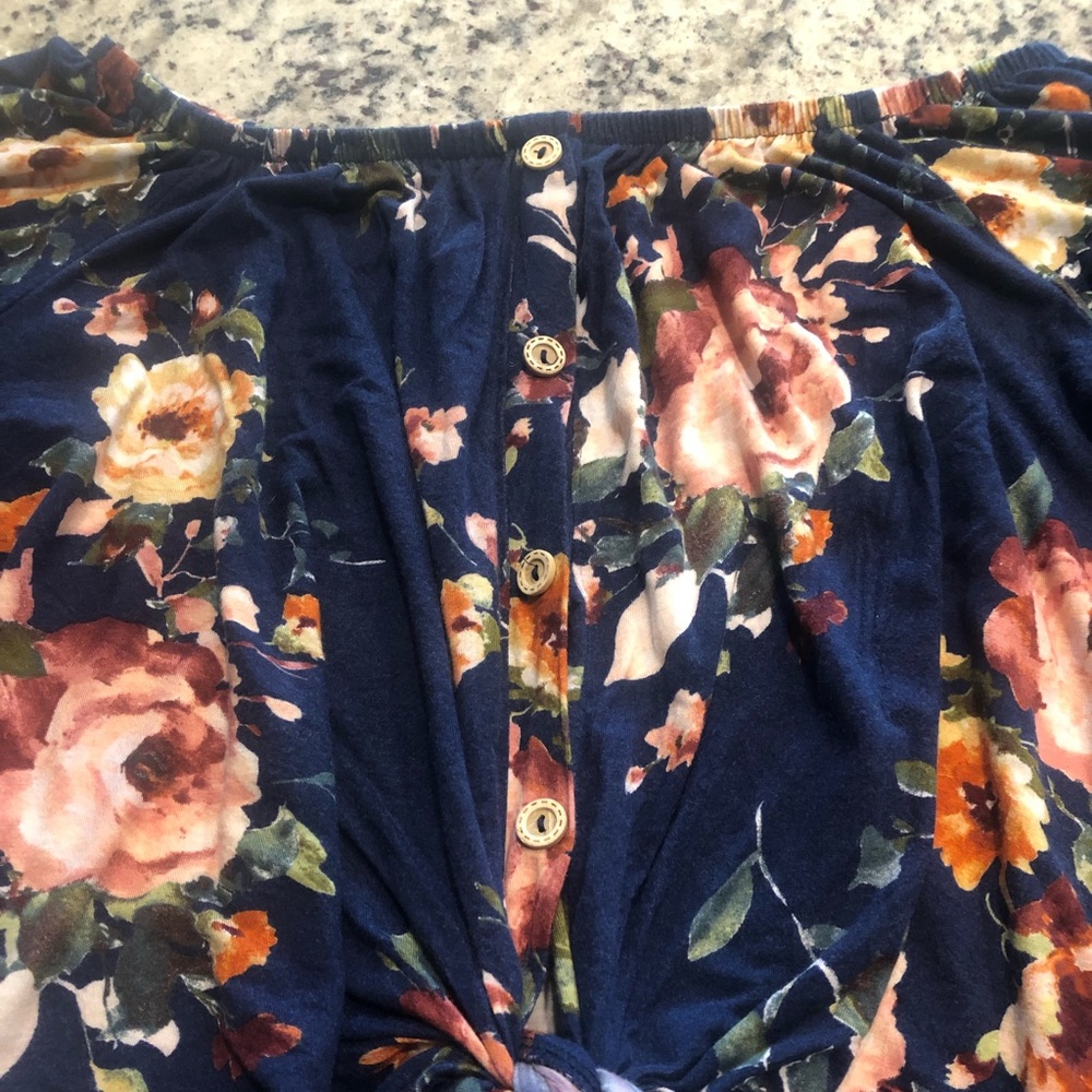 Floral off the shoulder tie top😍